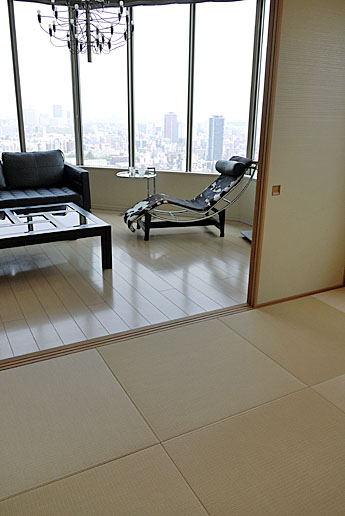 モダン家具と和紙畳