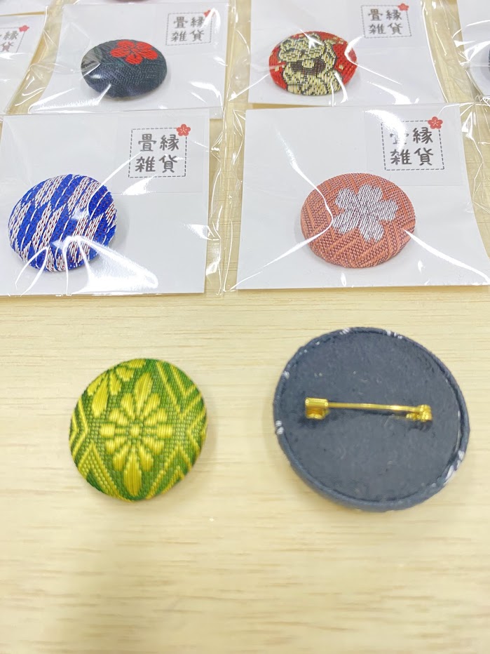 手作りのブローチ