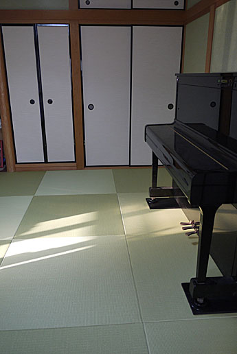 琉球畳とピアノ